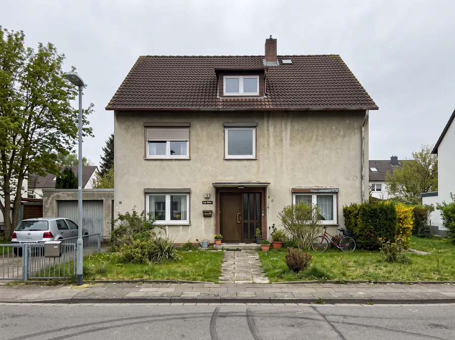 Unsaniertes Einfamilienhaus vor der energetischen Sanierung